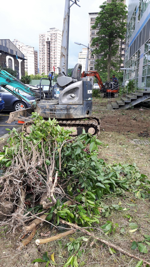 南投水里小型怪手挖土機