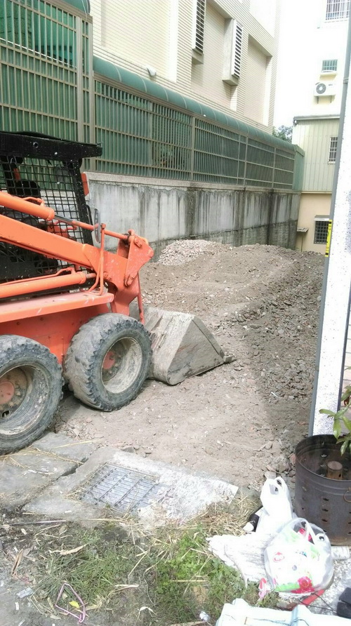 南投草屯小山貓(鏟土機,推土機)整地