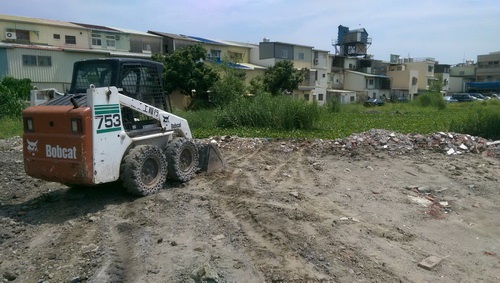 南投水里小山貓(鏟土機,推土機)整地